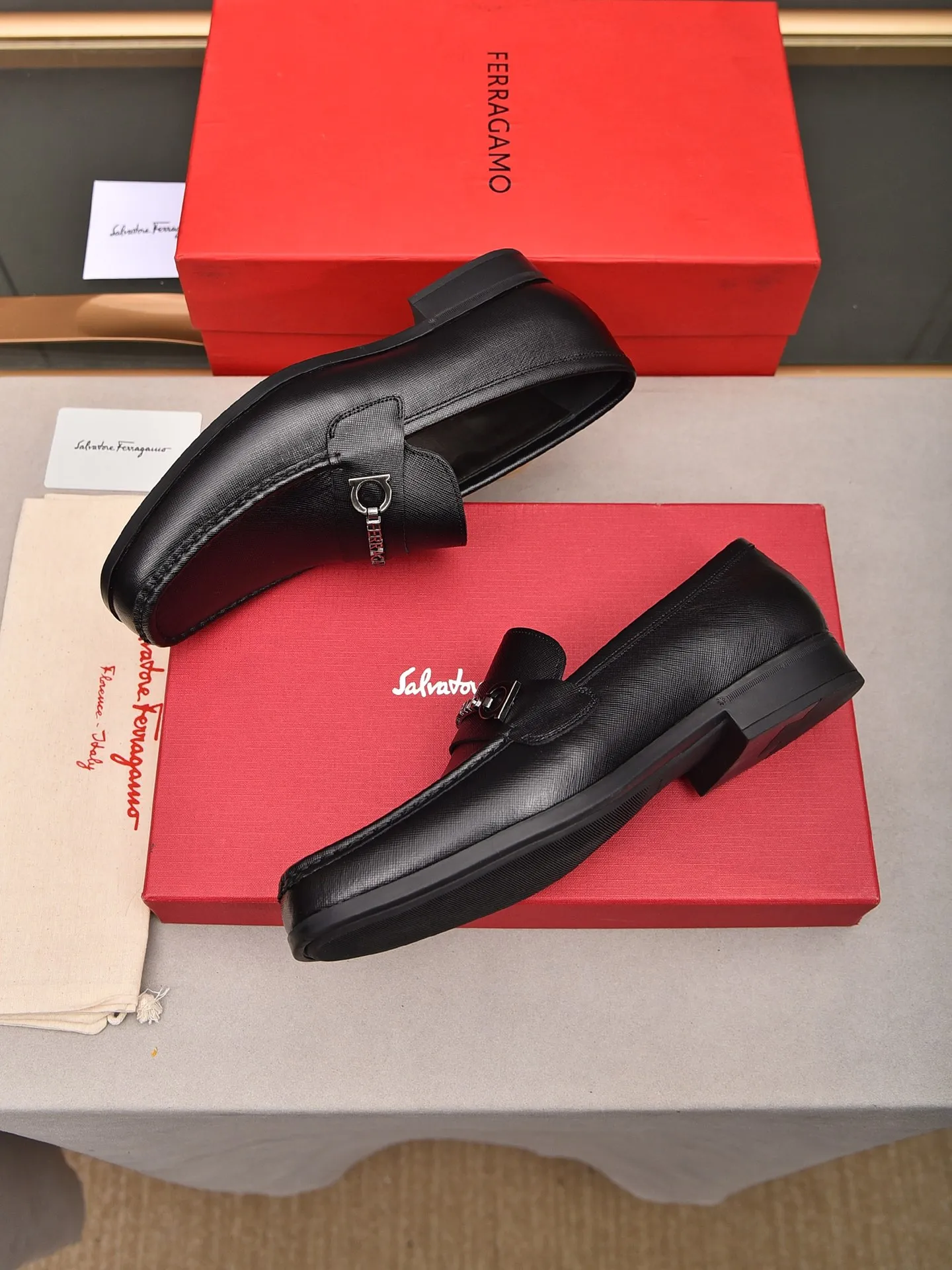 Men's shoes 💰: 460 [Original running volume and quality] Brand: Ferragamo (Ferragamo) Size: Men's size 38/44 (45 can be customized) Grade: Same style as the official website High-end quality men's shoes Material: Original first-layer calfskin Water-dyed cowhide lining Original outsole Style categories: Men's fashion formal business casual leather shoes Slip-on men's high-top series Young fashion European and American trends British style Casual matching Comfortable on the feet